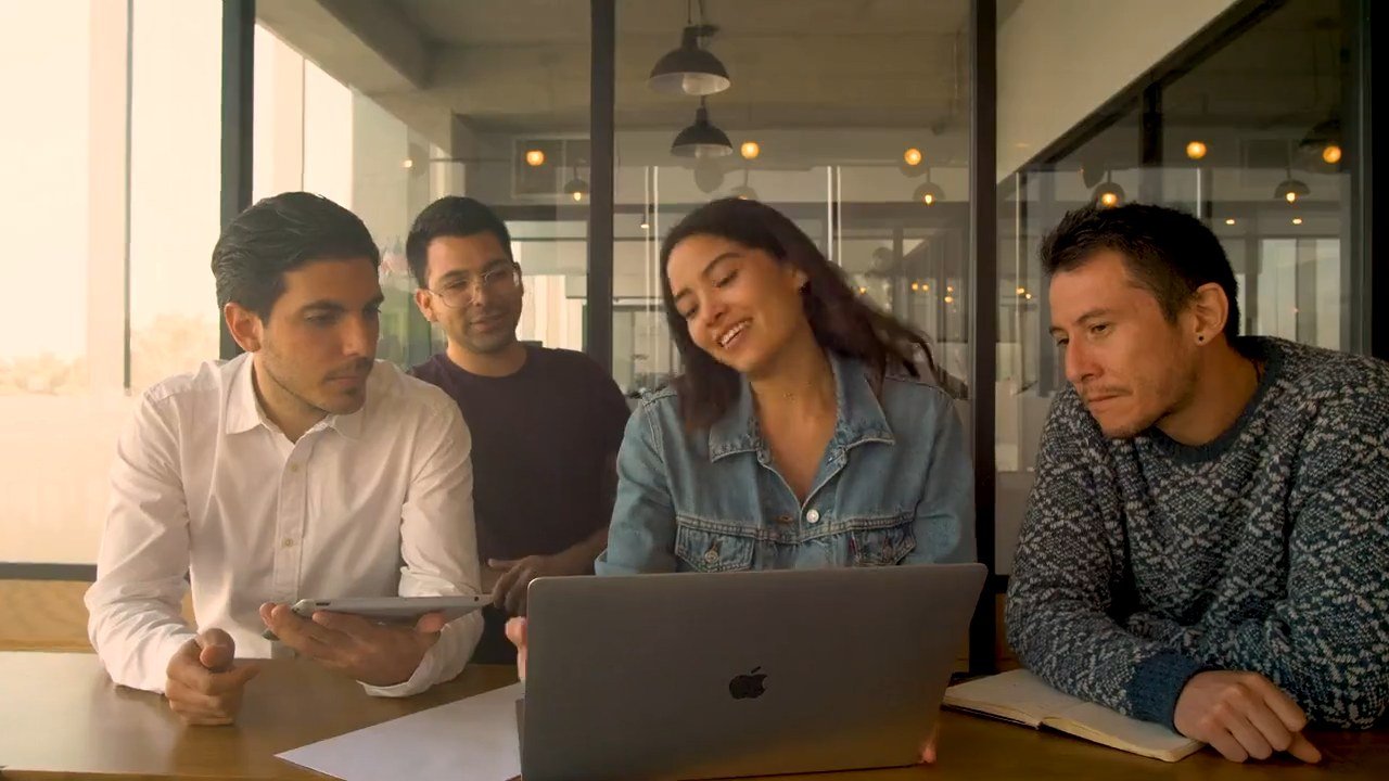 Des personnes discutent pendant une réunion de travail